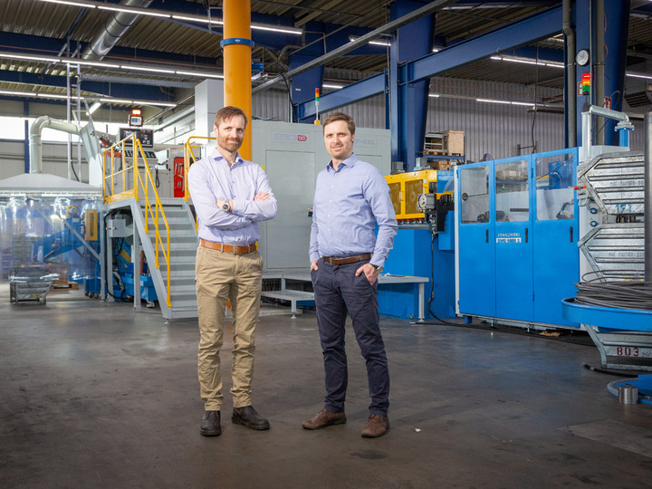 Michael und Andreas Kleine in der Halle vor der Presse